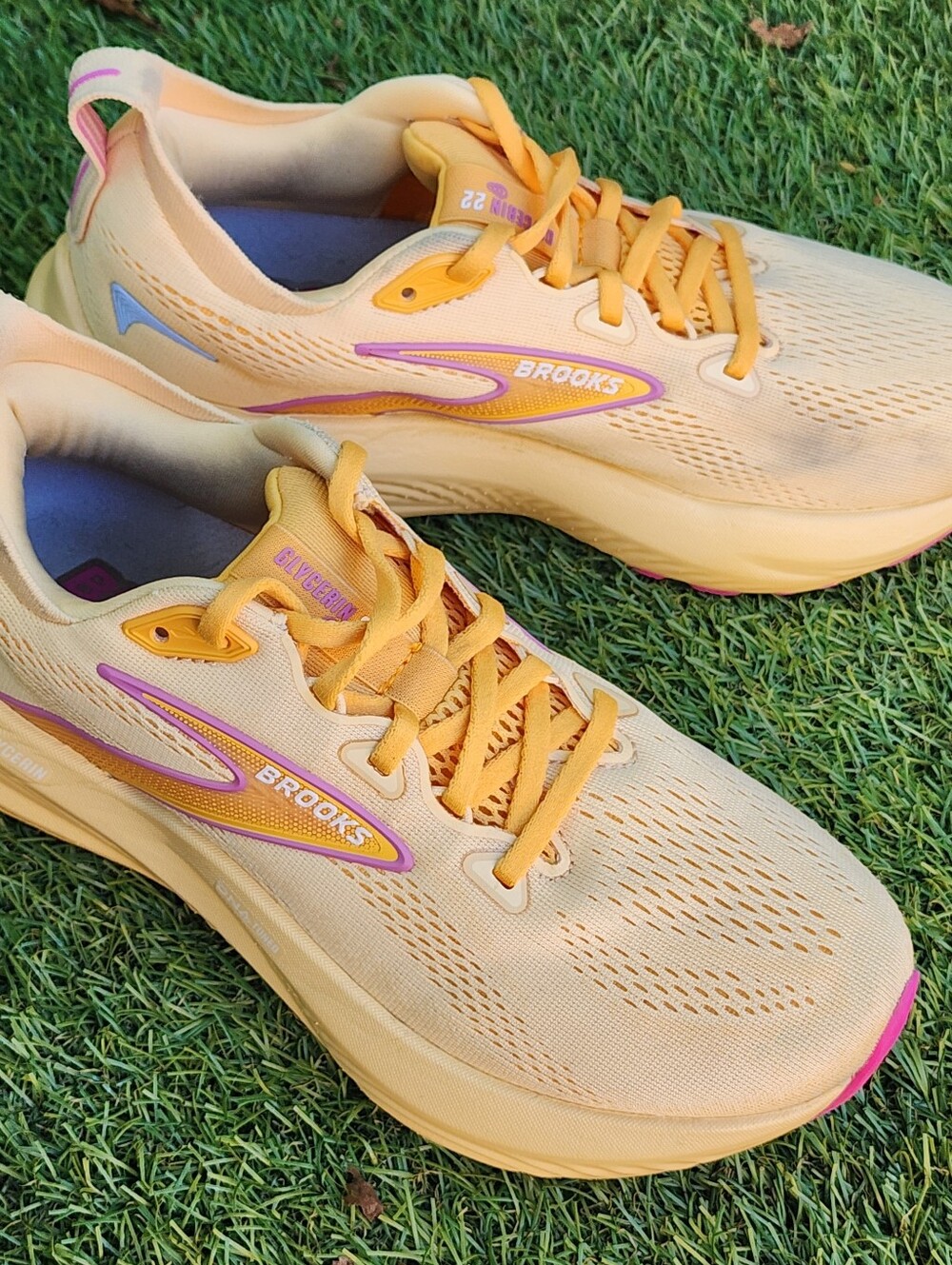 BROOKS GLYCERIN 22 - Women's Sneakers - SIZE 8B --- Please See All Pictures